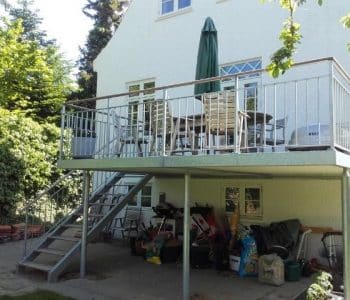 Udendørs ståltrappe med gelænder ved facade